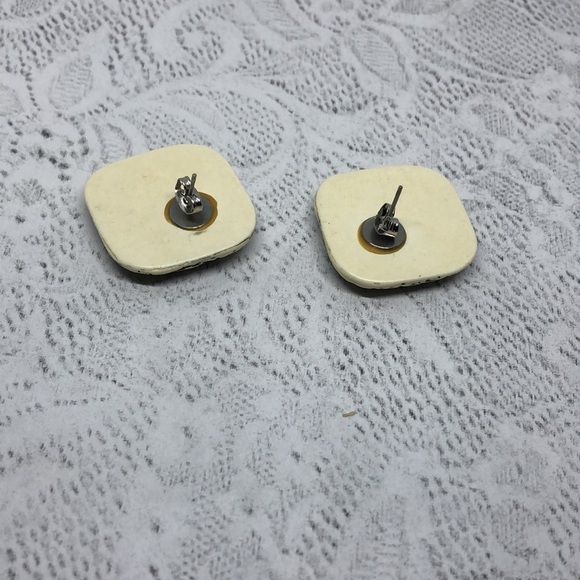 𝅺Vintage artisan handmade carved resin square flower earrings statement style. - Picture 3 of 4